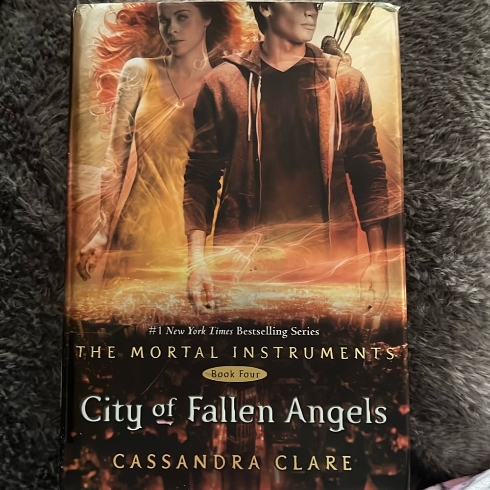 The mortal instruments, city of fallen angel book by Cassandra Clare
